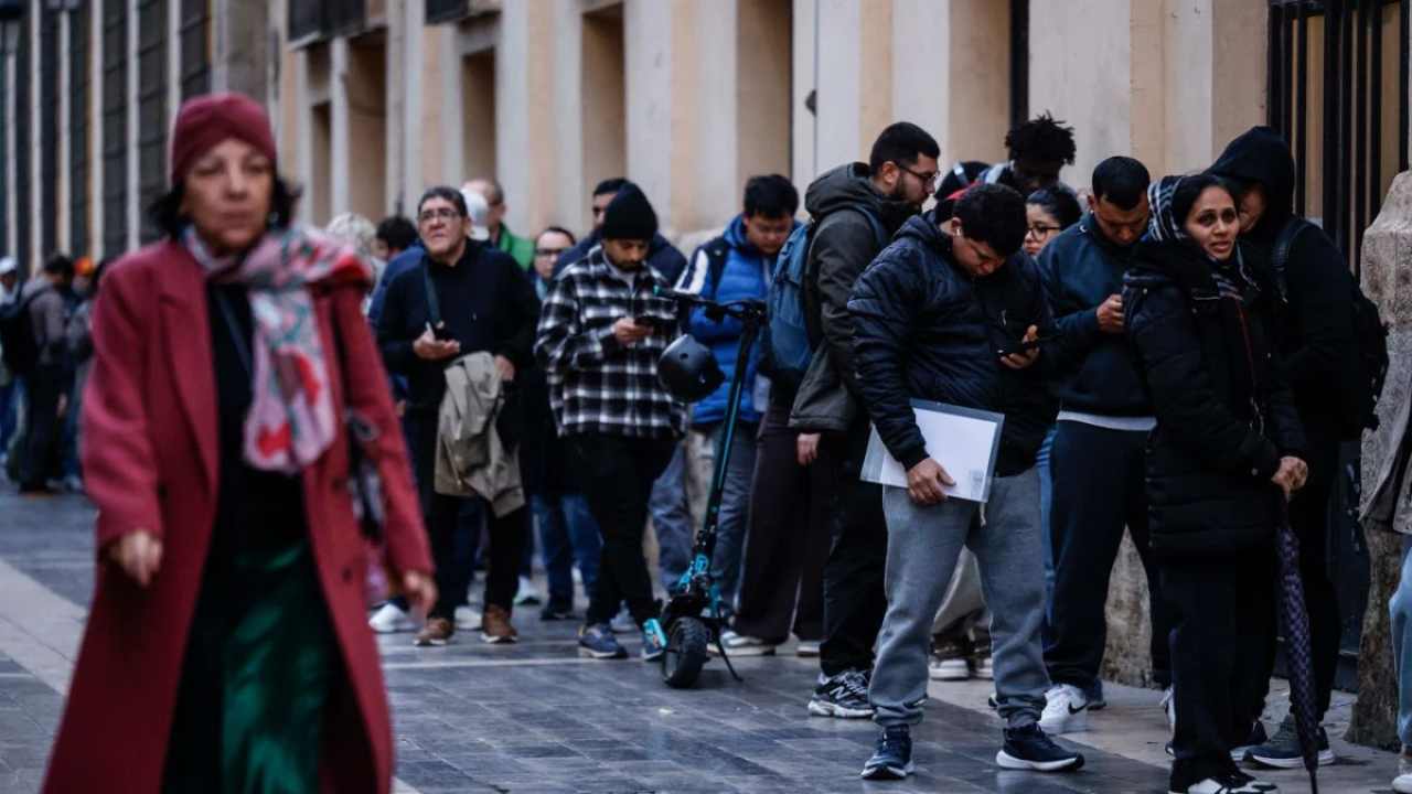 Casi un millón de migrantes buscan legalizarse en España 