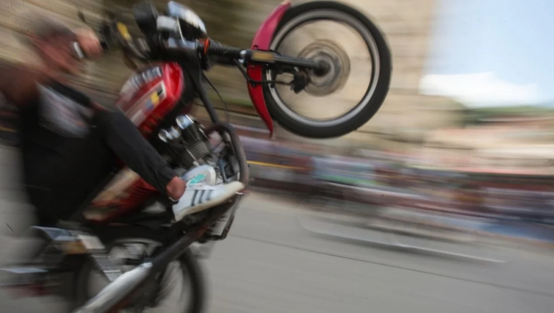 Un joven venezolano, de 22 años de edad, falleció mientras realizaba piruetas a bordo de su motocicleta.
