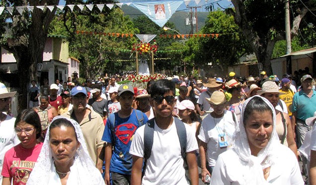 Miles de devotos acompañaron la peregrinación de la Virgen del Valle Guaiquerí en Nueva Esparta 