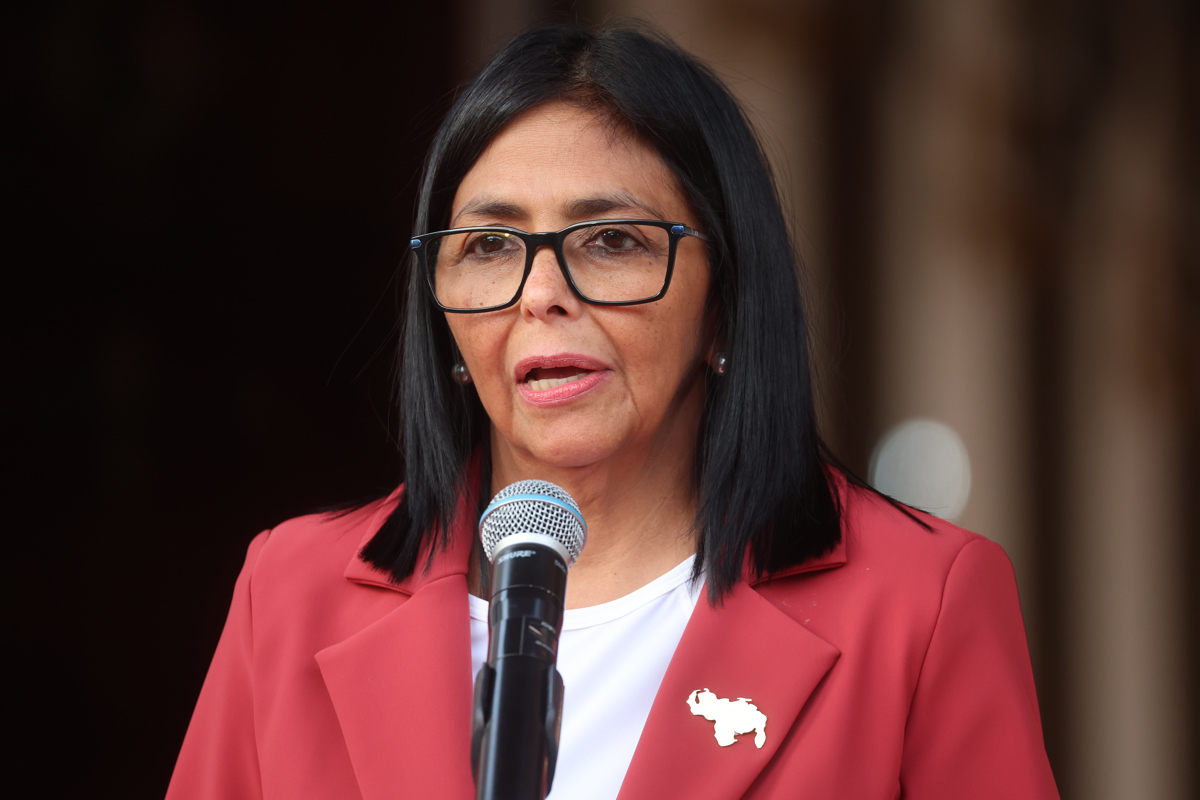 Delcy Rodríguez espera que Fuerza Armada siga ejemplo de Bolívar para superar dificultades