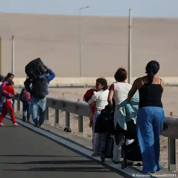 Kast dice que Chile avanza en la expulsión de migrantes