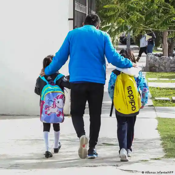 Ciudad de México regula uso de teléfonos móviles en escuelas