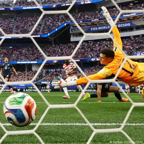EE.UU. brilla en su debut mundialista y golea a Paraguay