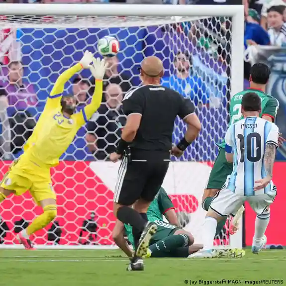 Argentina gana en debut contra Argelia con triplete de Messi