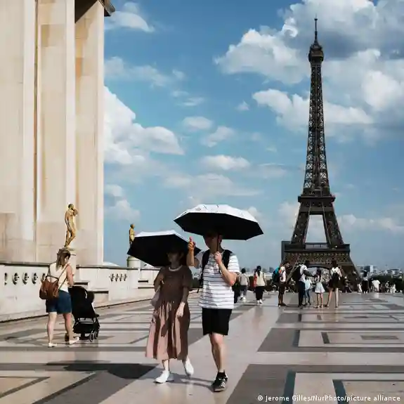 La torre Eiffel y museos de Paris cierran por ola de calor intenso 