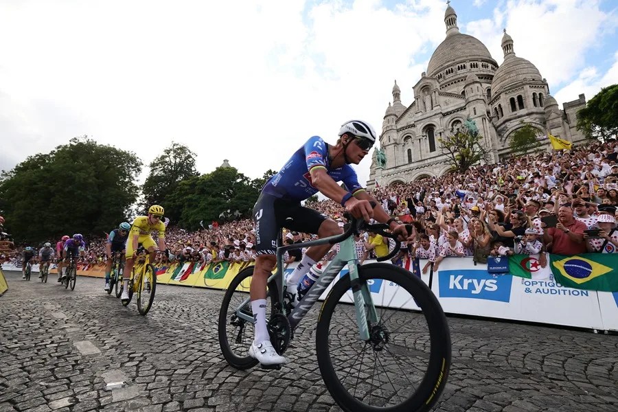 El ciclista esloveno Tadej Pogacar celebra su quinta victoria en el Tour de Francia.