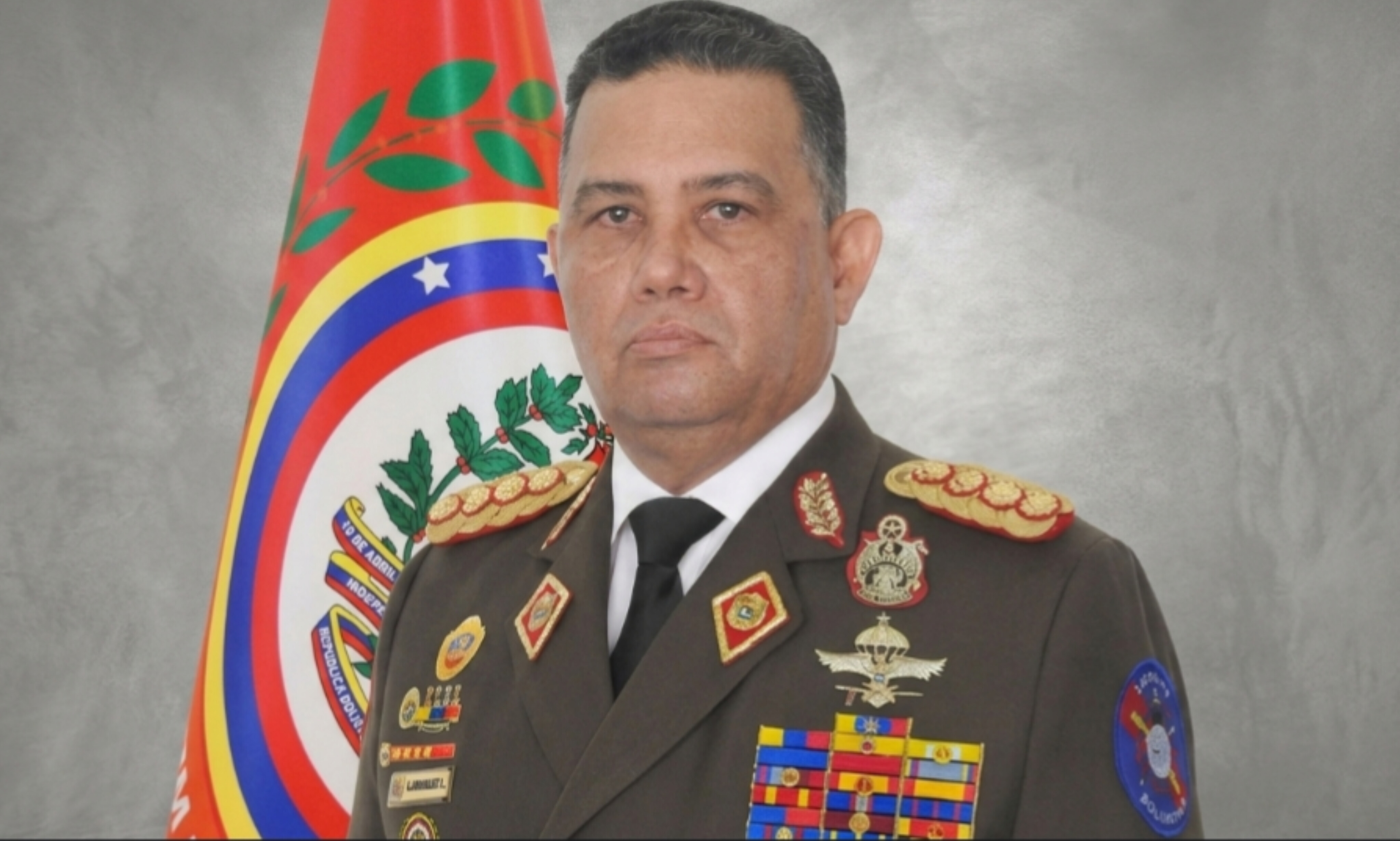 Designan a Gustavo González López nuevo ministro de la Defensa 