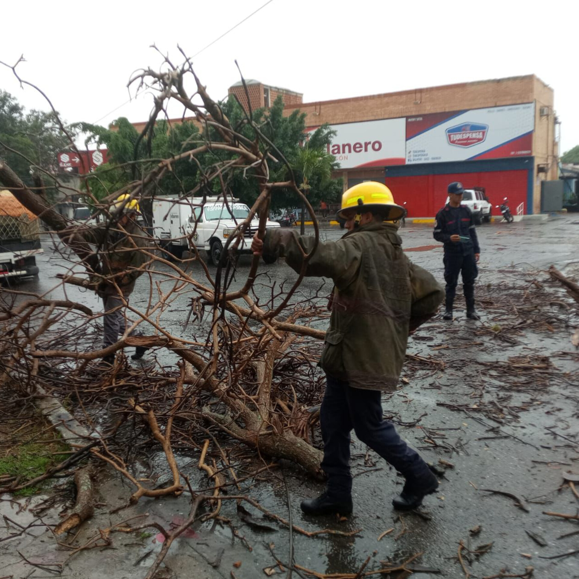 Cuerpo de Bomberos  atienden incidencias por lluvias y vientos en Barquisimeto