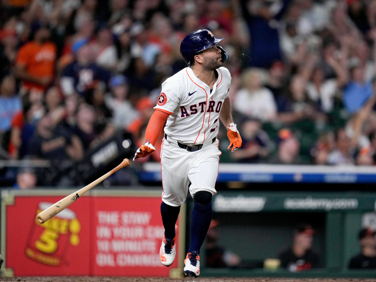 José Altuve alcanza los 2.400 imparables