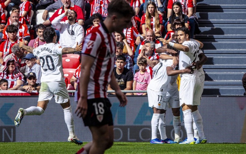 El Valencia frena la carrera del Athletic y acaricia la salvación 
